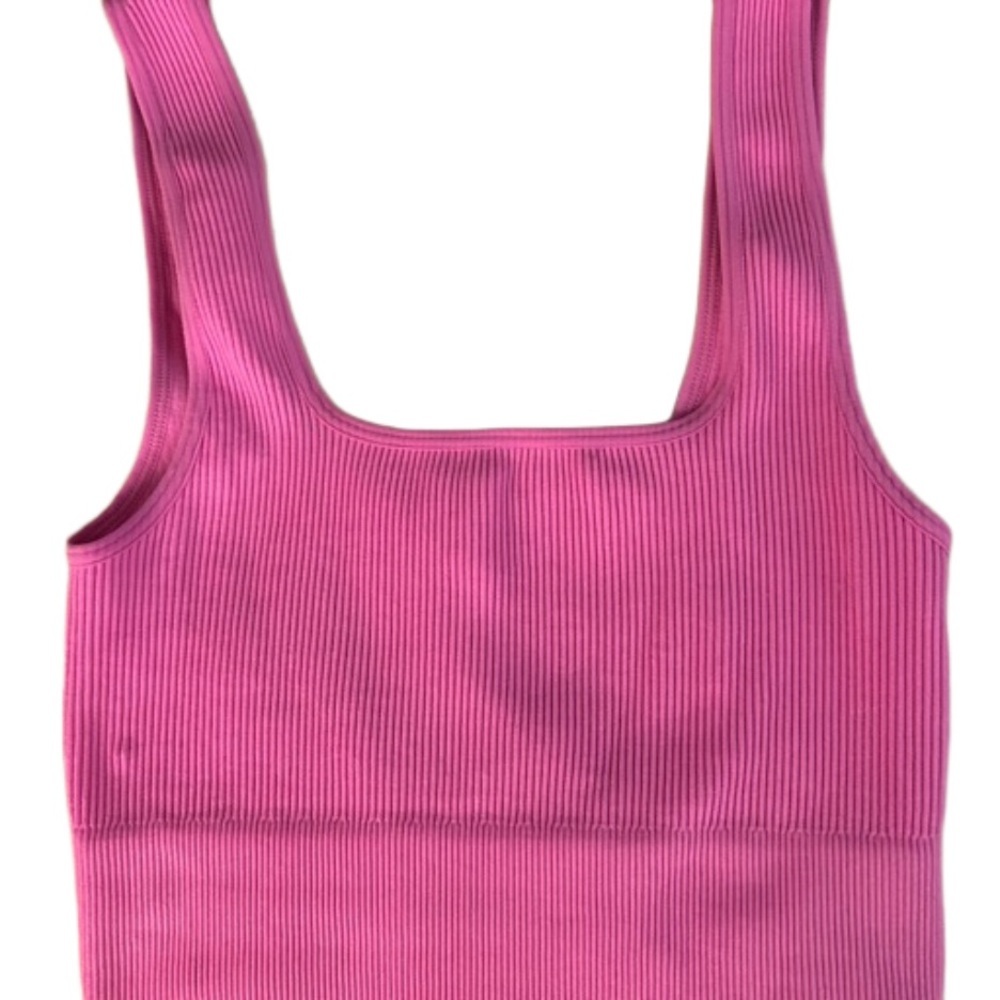 🔥 Zenanna cropped tank in pink, no bra needed, p2p 11.75”- 20”
